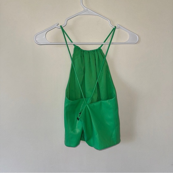 Alice + Olivia Zumi Vegan Leather Halter Cropped Garden
Green Top Large - Picture 6 of 9